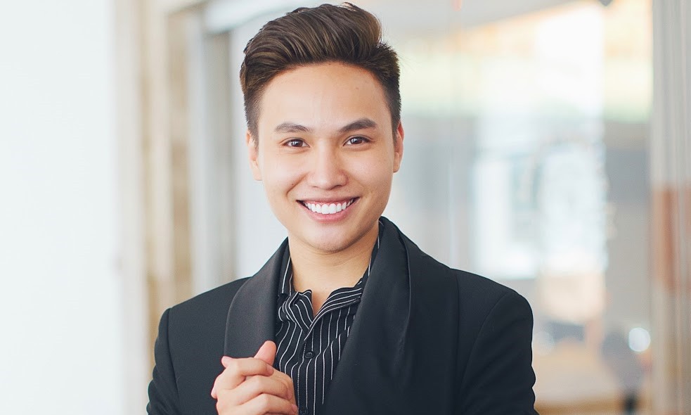 Cậu bé từng muốn tự tử vì là người đồng tính thành chủ cửa hàng áo cưới ở tuổi 19