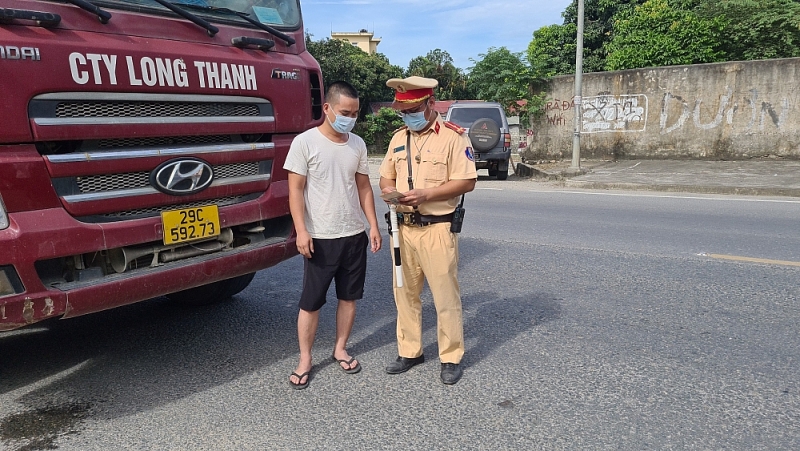 Đội CSGT số 2 dừng kiểm tra phương tiện có dấu hiệu vi phạm khi đi vào hướng nội thành