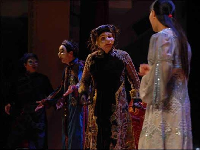 Vở Antigone từng được nhà hát Monte-Charge biểu diễn tại Hà Nội vào tháng 5/2009 với sự kết hợp giữa tuồng Việt Nam và sân khấu mặt nạ Pháp