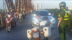 Phạt 45 triệu đồng với tài xế ô tô chở bạn gái lên cầu Long Biên hóng mát