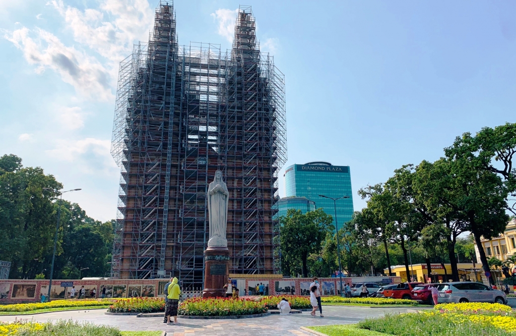 Nhà thờ Đức Bà nằm gần Bưu điện TP Hồ Chí Minh là 2 trong số những địa điểm tham quan thu hút đông đảo du khách (Ảnh: Nhà thờ Đức Bà đang sửa chữa)