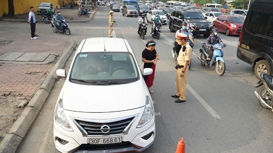 Tái diễn cảnh phương tiện di chuyển vào làn khẩn cấp đường Vành đai 3 trên cao