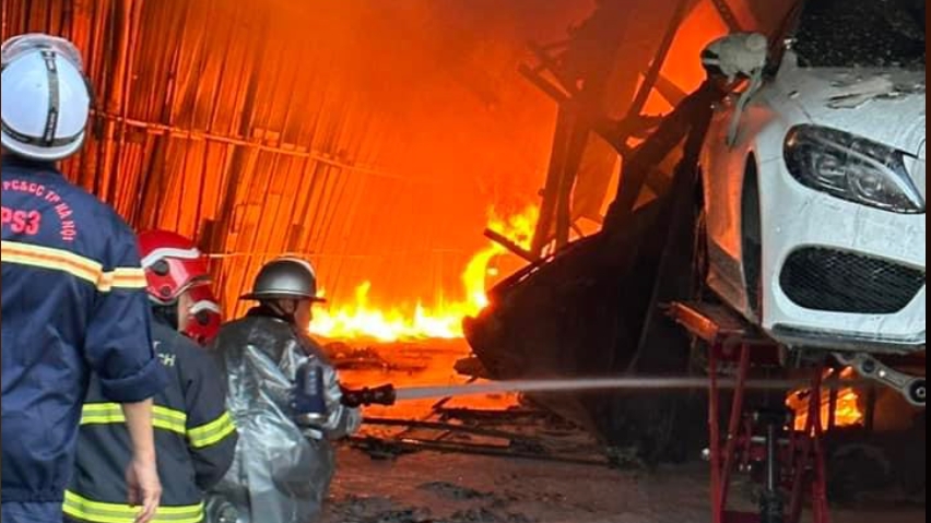 Hà Nội: Cháy gara ô tô ở Cầu Diễn