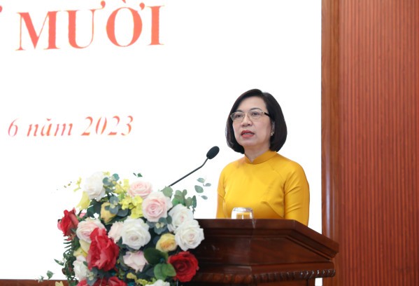 Bí thư Quận ủy, Chủ tịch HĐND quận Lê Thị Thu Hằng phát biểu tại kỳ họp