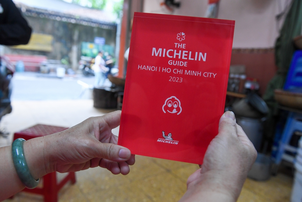 Bảng hiệu Michelin trao cho nhà hàng ở Ấu Triệu (Hà Nội)