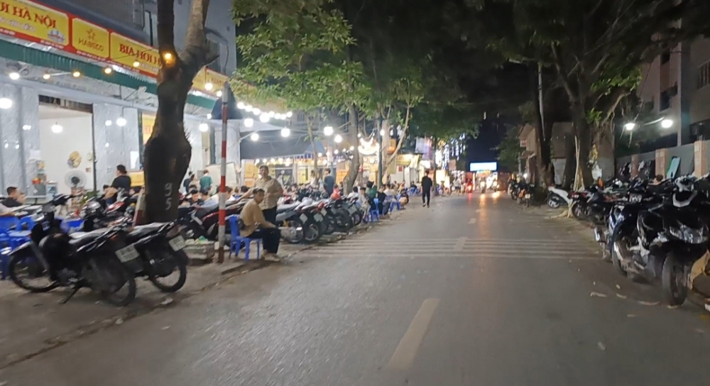 Hà Nội: Nhiều quán bia hơi lấn chiếm hè phố Thiên Hiền, quận Nam Từ Liêm