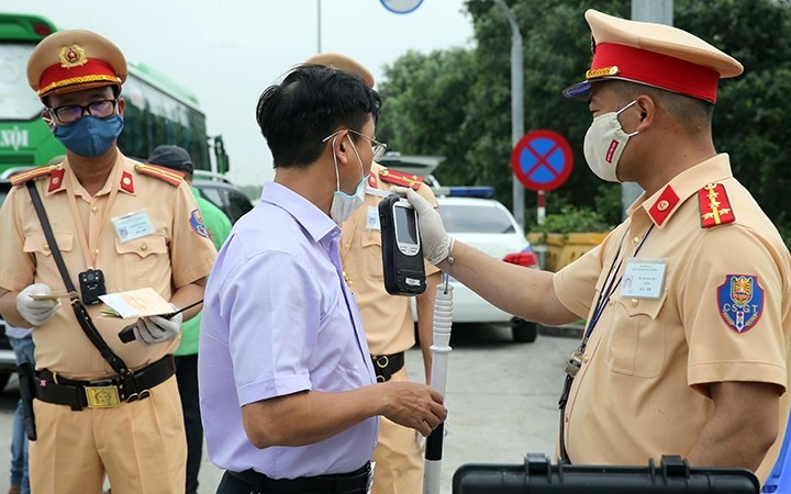 Phòng CSGT Công an TP Hà Nội) kiểm tra nồng độ cồn đối với người điều khiển ô tô.