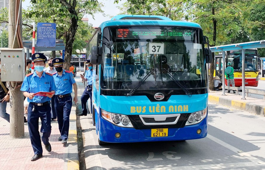 Thanh tra Sở Giao thông - Vận tải Hà Nội kiểm tra phương tiện vận tải hành khách tại Bến xe Giáp Bát. Ảnh: Tuấn Khải