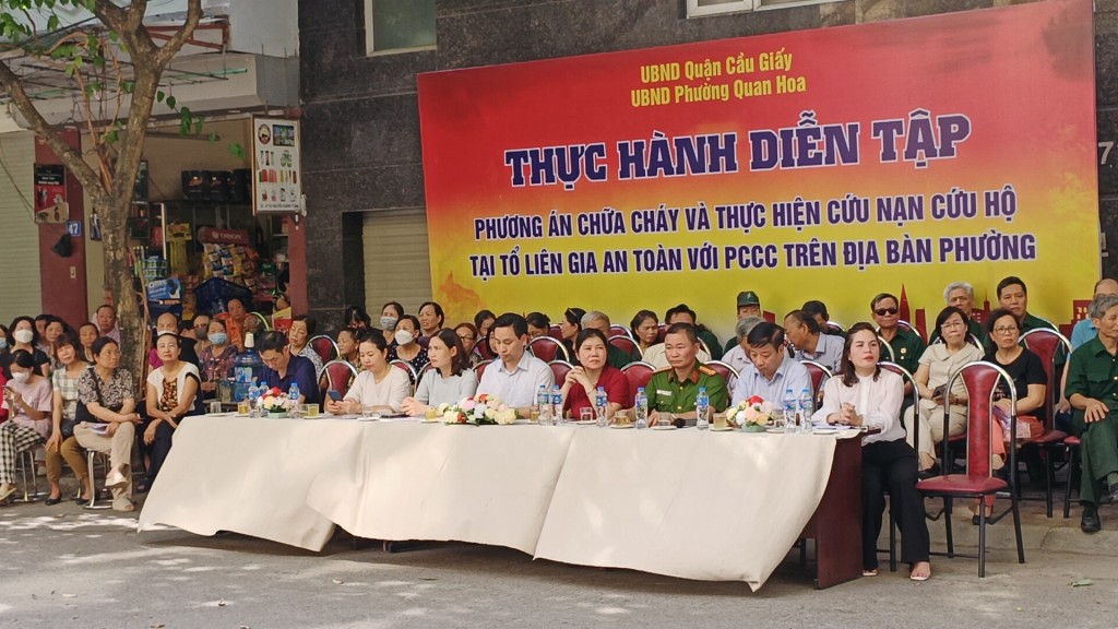 Các đại biểu dự buổi thực hành diễn tập