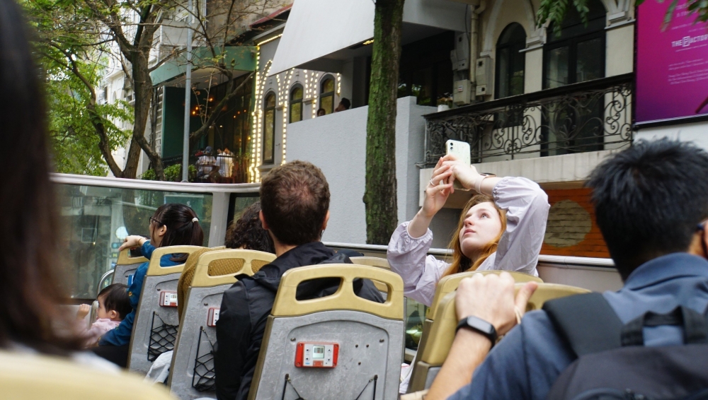 Du khách nước ngoài hứng thú trải nghiệp xe buýt hai tầng ở Hà Nội