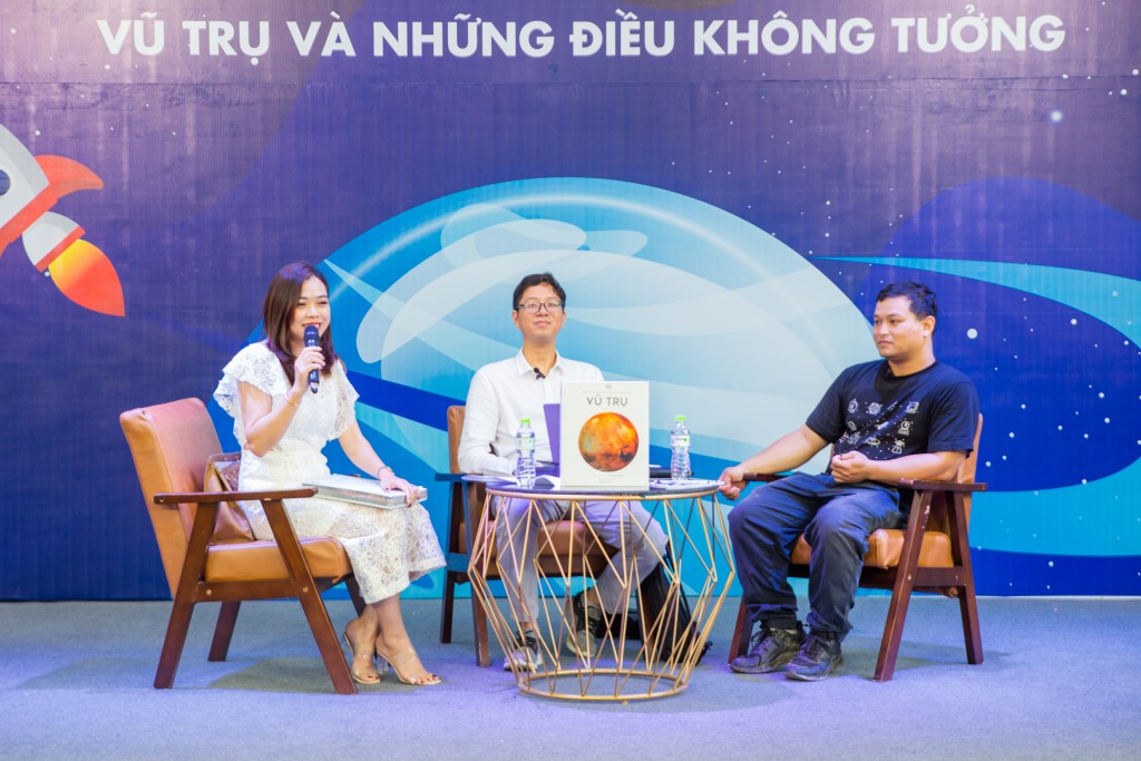 Từ trái qua: MC Kim Oanh, dịch giả Trần Trung Quân, người hiệu đính Phạm Vũ Lộc tại sự kiện