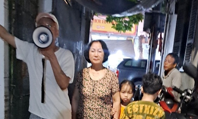 Ông Lê Duy Lễ (78 tuổi), Tổ trưởng TDP số 9, Khu Dân cư số 6, phường Mai Động thường xuyên dùng loa nhắc nhở người dân về công tác phòng PCCC. 