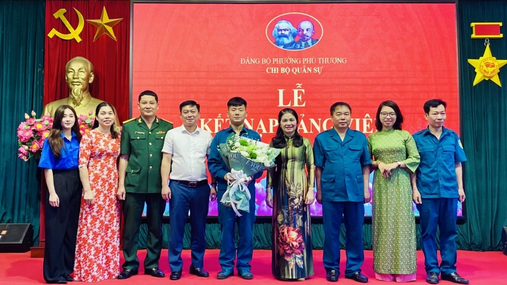 Chi bộ Quân sự đầu tiên của quận Tây Hồ kết nạp đảng viên mới