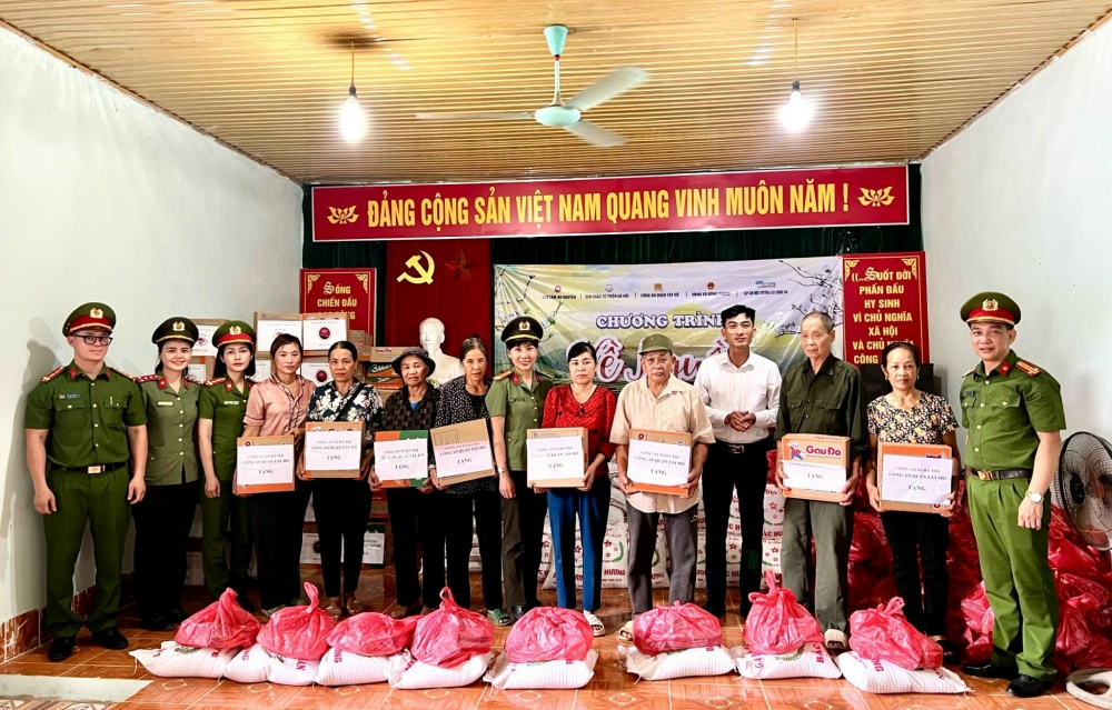 Đoàn công tác Công an quận Tây Hồ tặng quà cho bà con tại nhà văn hóa thôn Khuổi Niếng xã Đông Thành, Bắc Quang, Hà Giang