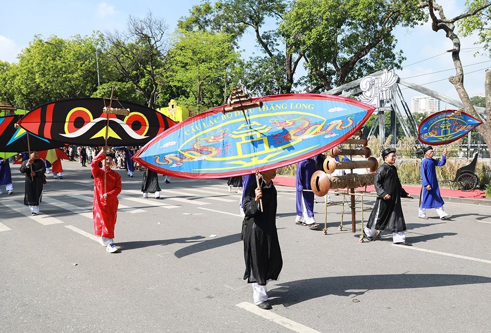 Trình diễn diều khổng lồ (huyện Đông Anh) tại Festival Thu Hà Nội 2023. Ảnh IT