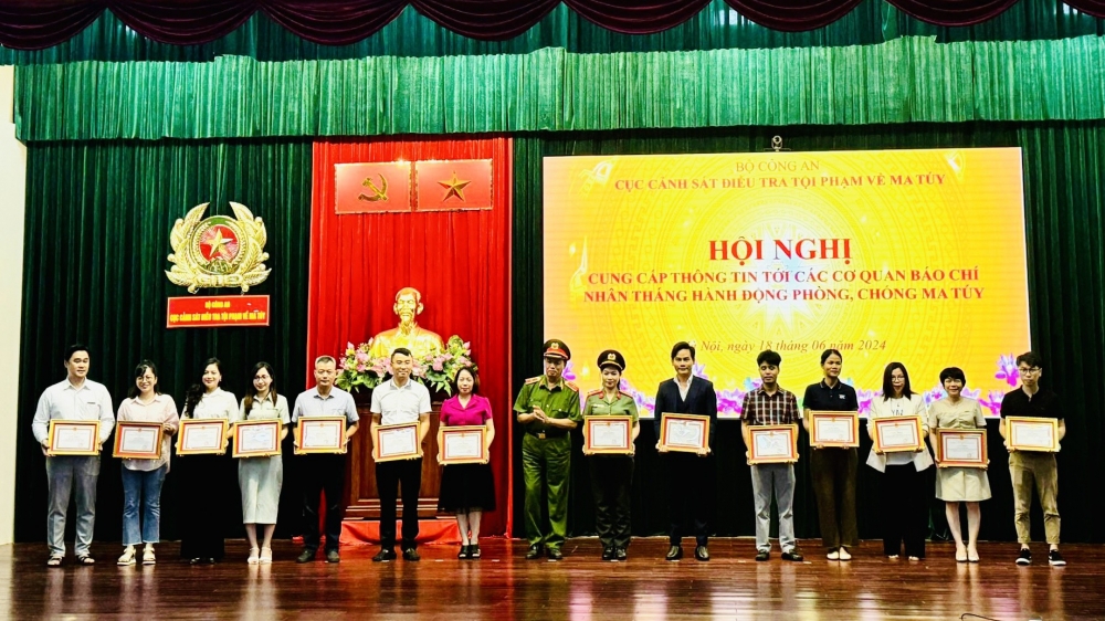 Phóng viên báo Tuổi trẻ Thủ đô cùng các cơ quan báo chí Trung ương và Hà Nội nhận khen thưởng trong công tác tuyên truyền phòng, chống ma tuý