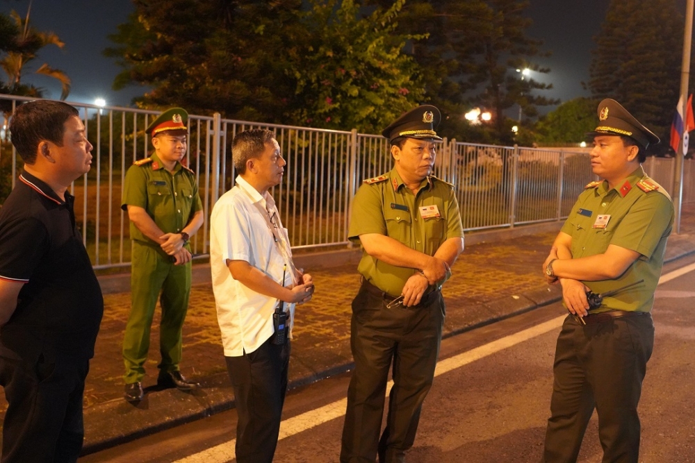 Giám đốc CATP Hà Nội (thứ hai từ phải sang) trao đổi công tác bảo vệ Đoàn với đại diện chỉ huy các đơn vị chức năng