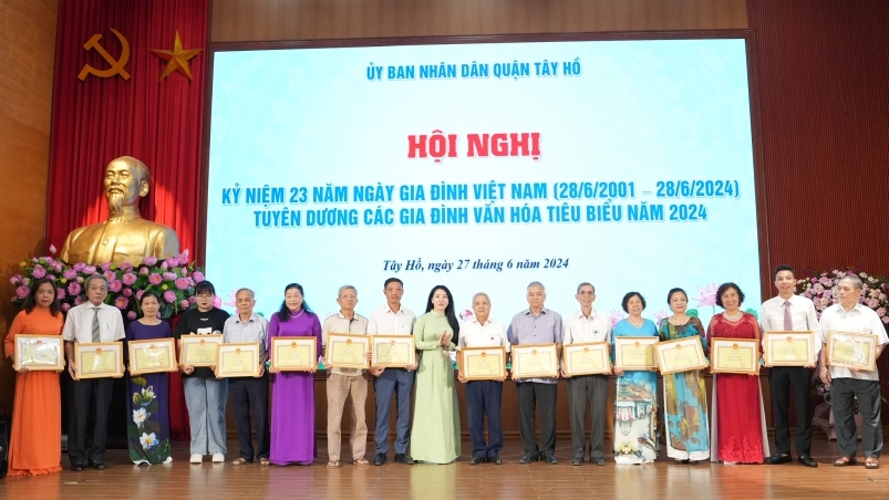 Vinh danh 64 gia đình “Văn hoá tiêu biểu” quận Tây Hồ