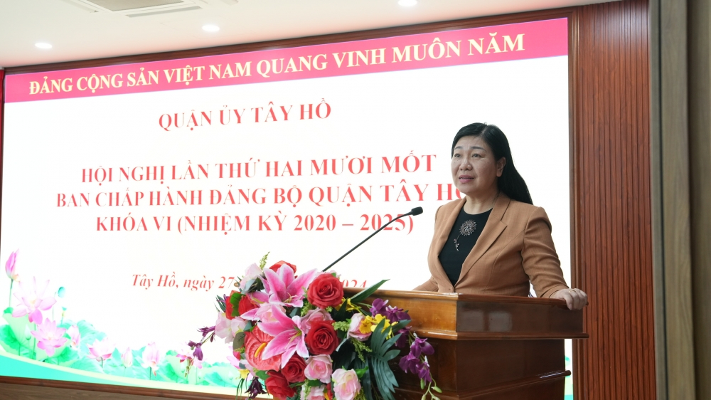 đồng chí Nguyễn Lan Hương, Ủy viên Ban Thường vụ Thành ủy, Chủ tịch Ủy ban MTTQ thành phố Hà Nội phát biểu tại hội nghị