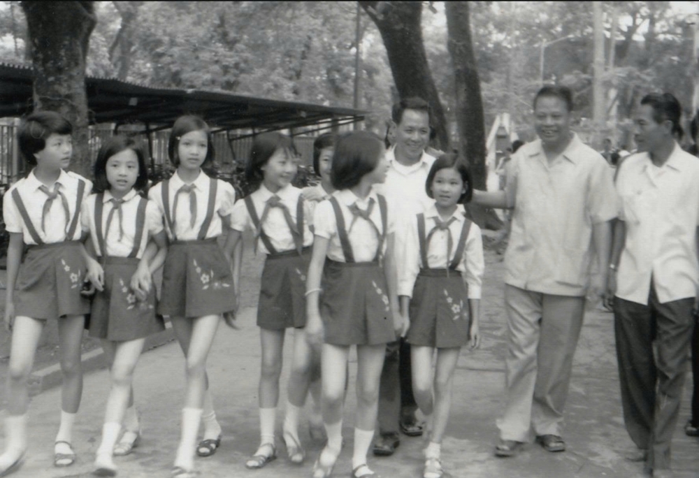 Đội Họa Mi cùng Giám đốc Cung Thiếu nhi Hà Nội Lê Khanh đón Bí thư Thứ nhất Trung ương Đoàn Đặng Quốc Bảo đến thăm (Ảnh: Tư liệu)