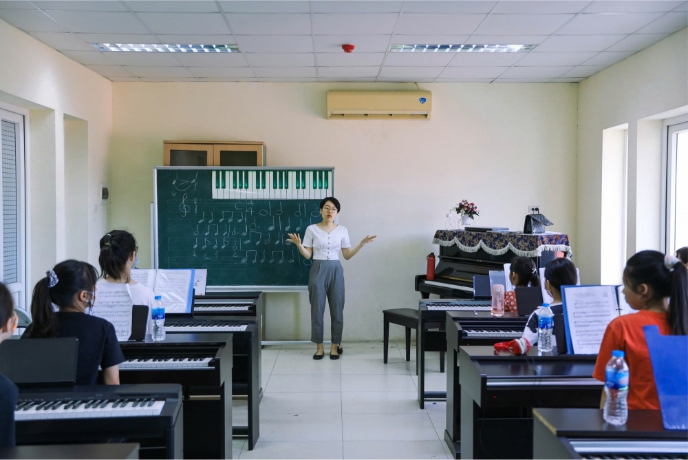 Các em chăm chú nghe học tại lớp âm nhạc