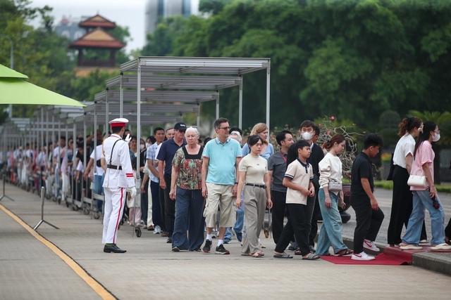 Du khách xếp hàng vào Lăng viếng Bác