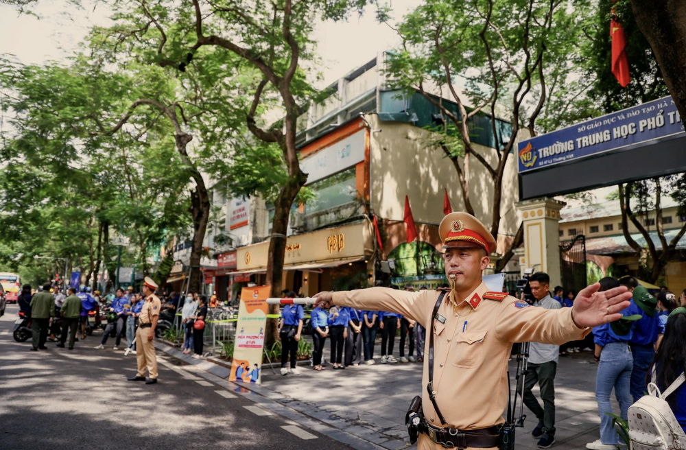 CSGT Hà Nội đảm bảo an toàn tại điểm thi vào 10 năm học 2024 - 2025