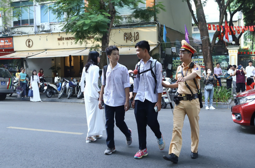 CSGT hỗ trợ các thí sinh tại các điểm thi.