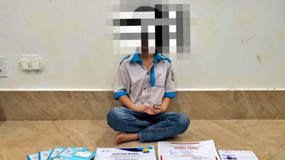 Khoe giấy khen của con lên mạng: Niềm tự hào nhất thời, nguy cơ lâu dài