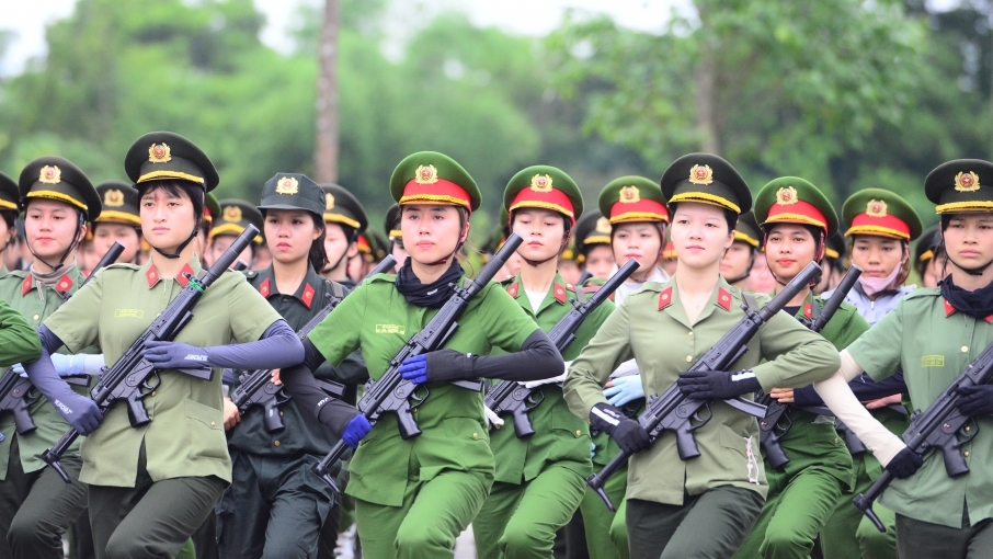 Nữ chiến sĩ công an luyện tập dưới nắng hè, sẵn sàng cho lễ diễu binh dịp 2/9