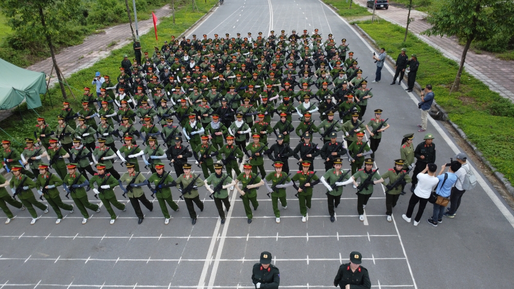 Những nữ chiến sĩ công an huyện tập tại khuôn viên Đại học Quốc gia Hà Nội (Hoà Lạc)
