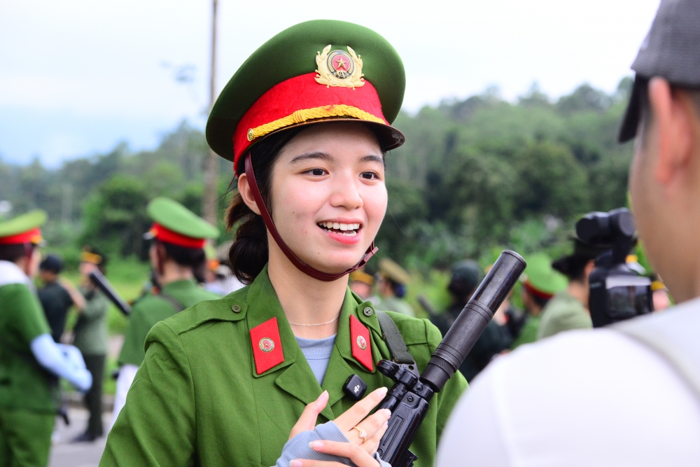 Nữ chiến sĩ công an luyện tập dưới nắng hè, sẵn sàng cho lễ diễu binh dịp 2/9