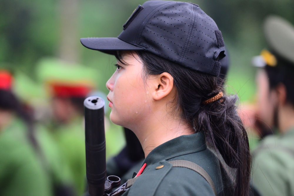 Dù mồ hôi ướt đẫm, nhưng ánh mắt các nữ chiến sĩ vẫn ánh lên quyết tâm,