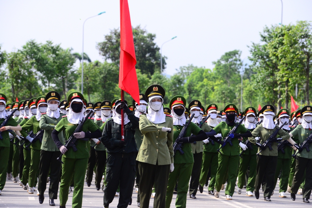 Khác với các nam chiến sĩ, nữ chiến sĩ phải vượt qua nhiều khó khăn hơn, trong khi ohair giữ được làn da của phụ nữ