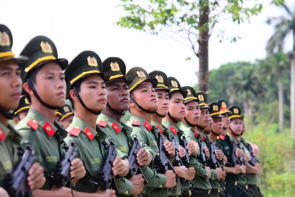 Nữ chiến sĩ công an luyện tập dưới nắng hè, sẵn sàng cho lễ diễu binh dịp 2/9