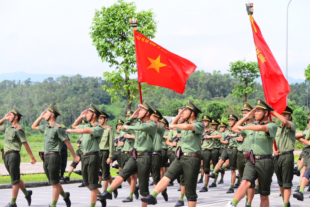 Cùng luyện tập trong thời điểm này là khối nam Công an Nhân dân