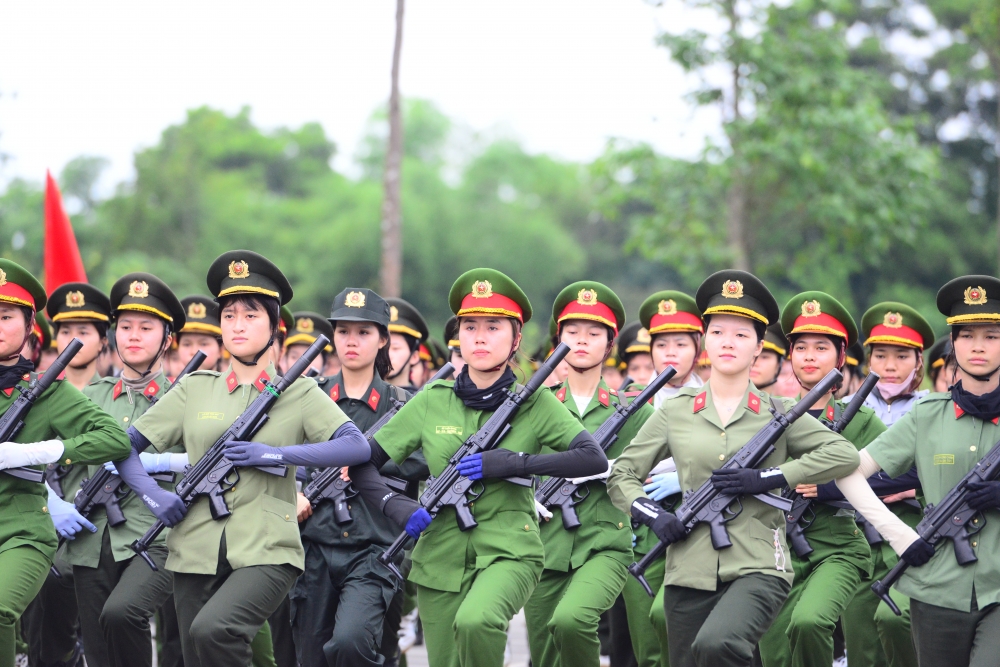 Trong cái nắng hè gay gắt, những nữ chiến sĩ, trong đó có nhiều học viên vẫn bước đều theo nhịp lệnh, không một động tác thừa