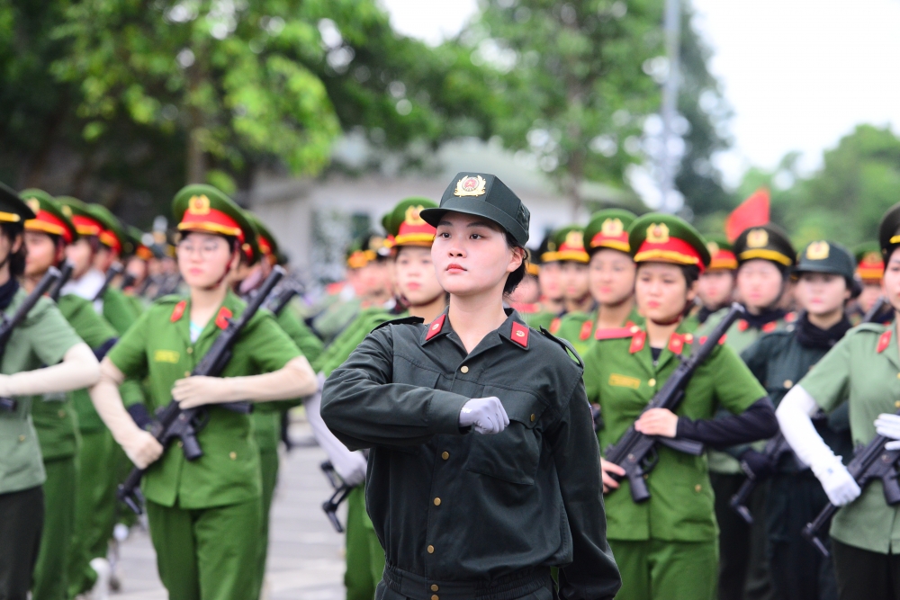 Giữa những bài tập đội hình là các bài tập thể lực tăng cường khả năng chịu đưungj và nâng cao tinh thần thép cho các chiến sĩ