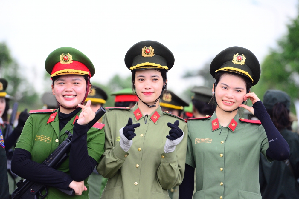 Nữ chiến sĩ công an luyện tập dưới nắng hè, sẵn sàng cho lễ diễu binh dịp 2/9