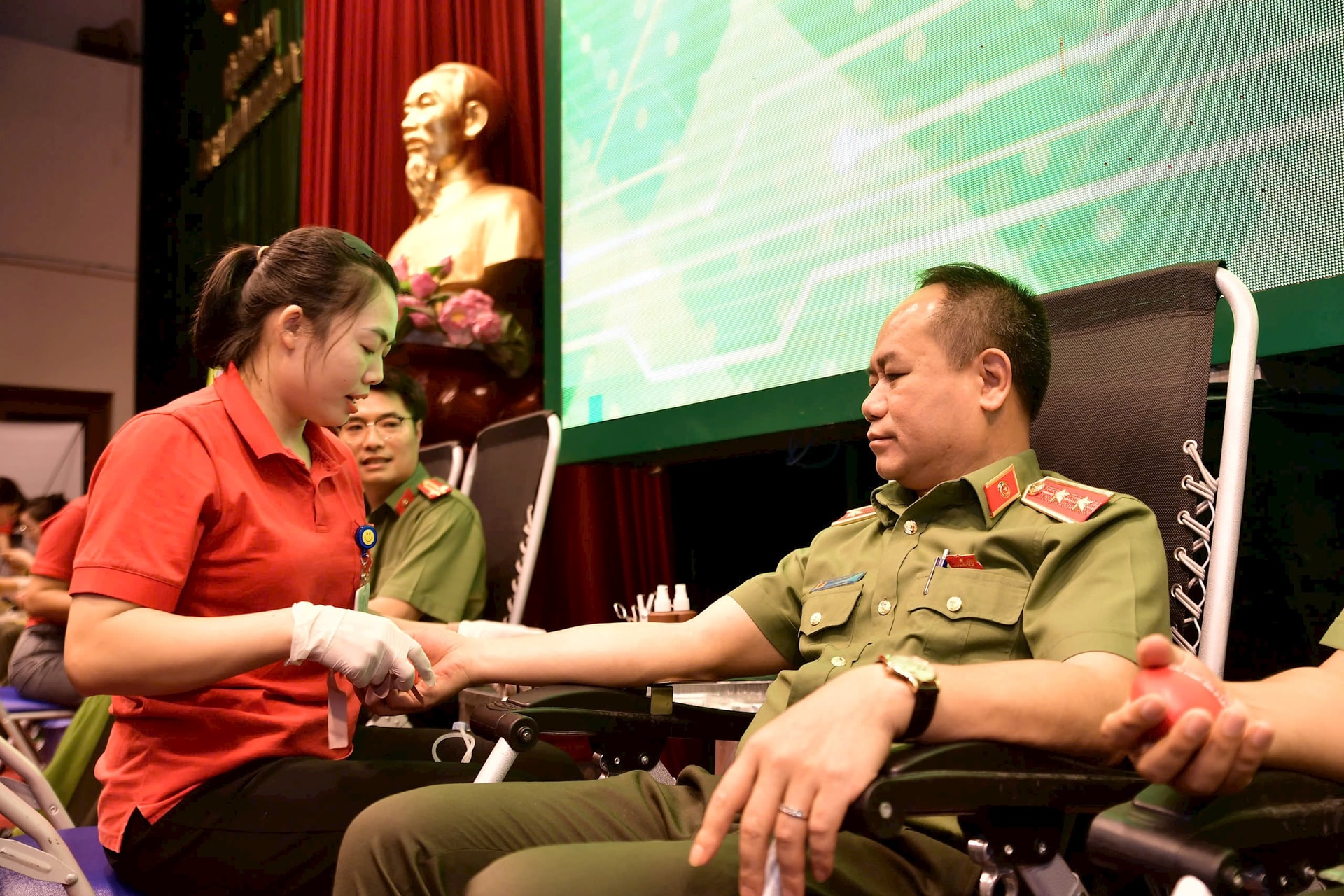 Hơn 1.000 người hưởng ứng hiến máu tình nguyện của Công an Thủ đô