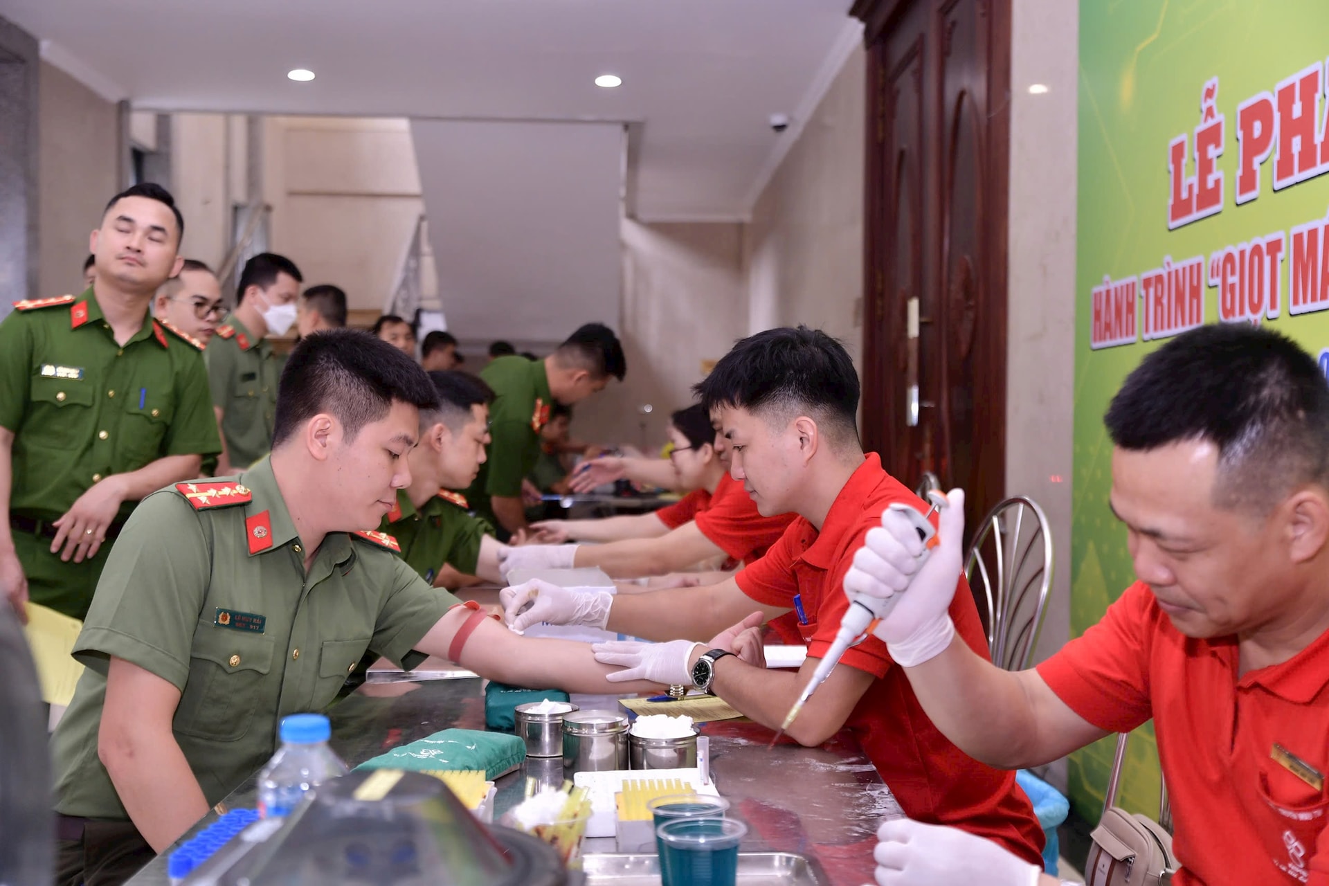 Hơn 1.000 người hưởng ứng hiến máu tình nguyện của Công an Thủ đô