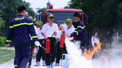 Chiến sĩ nhí "hoá" công an, vượt biển khói, học kỹ năng dập lửa