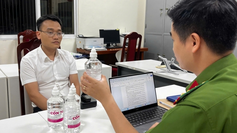 Hà Nội: Phó Chủ tịch UBND thị trấn Trúc Sơn bị bắt vì sản xuất cồn y tế giả