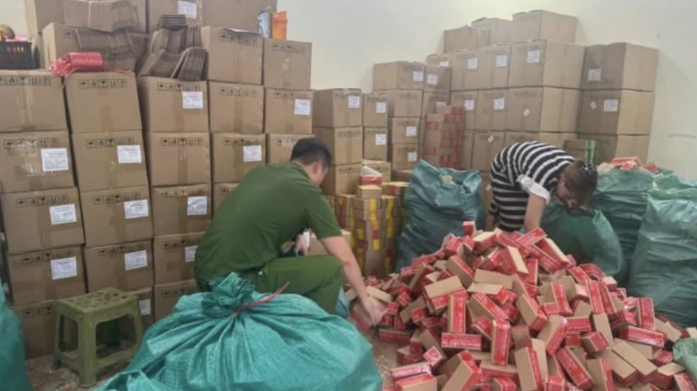 Khám xét kho hàng giả của chủ kênh TikTok "Gia đình Hải Sen"
