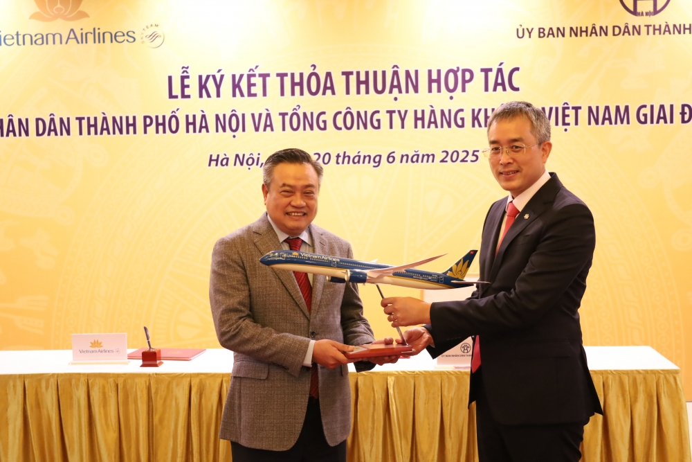 Hà Nội và Vietnam Airlines ký thoả thuận hợp tác đẩy mạnh phát triển du lịch