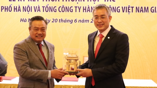 Hà Nội và Vietnam Airlines ký thoả thuận hợp tác đẩy mạnh phát triển du lịch