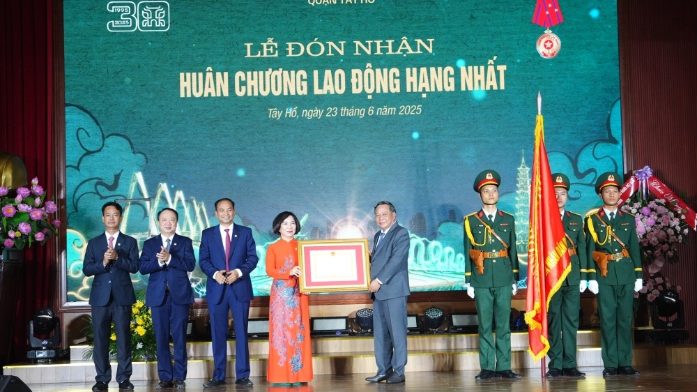 Quận Tây Hồ đón nhận Huân chương Lao động hạng Nhất