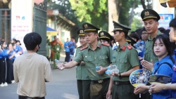 Hà Nội: Công an, thanh niên tình nguyện "đội nắng" tiếp sức sĩ tử