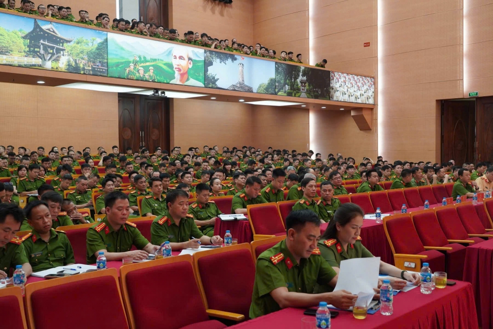 Đông đảo các cán bộ công an xã tham gia tập huấn