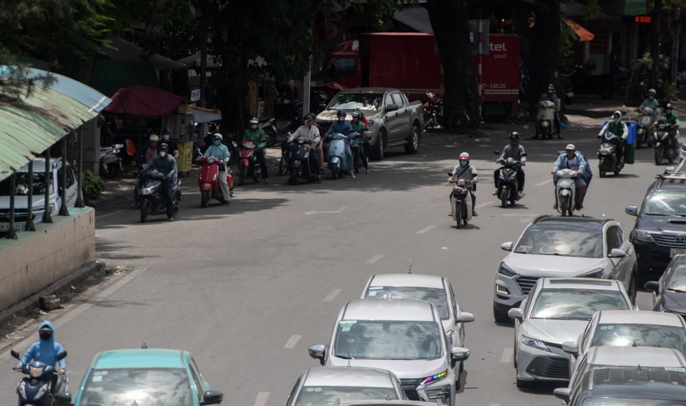 nhiều người chủ động dừng xe trong bóng râm để tránh nắng, bất chấp quy định, dẫn đến mất trật tự giao thông và tiềm ẩn nguy cơ tai nạn (Ảnh: Thành Đông).